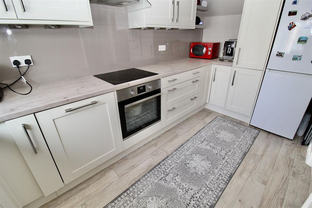 Property photo 3 of 28 Kitchen