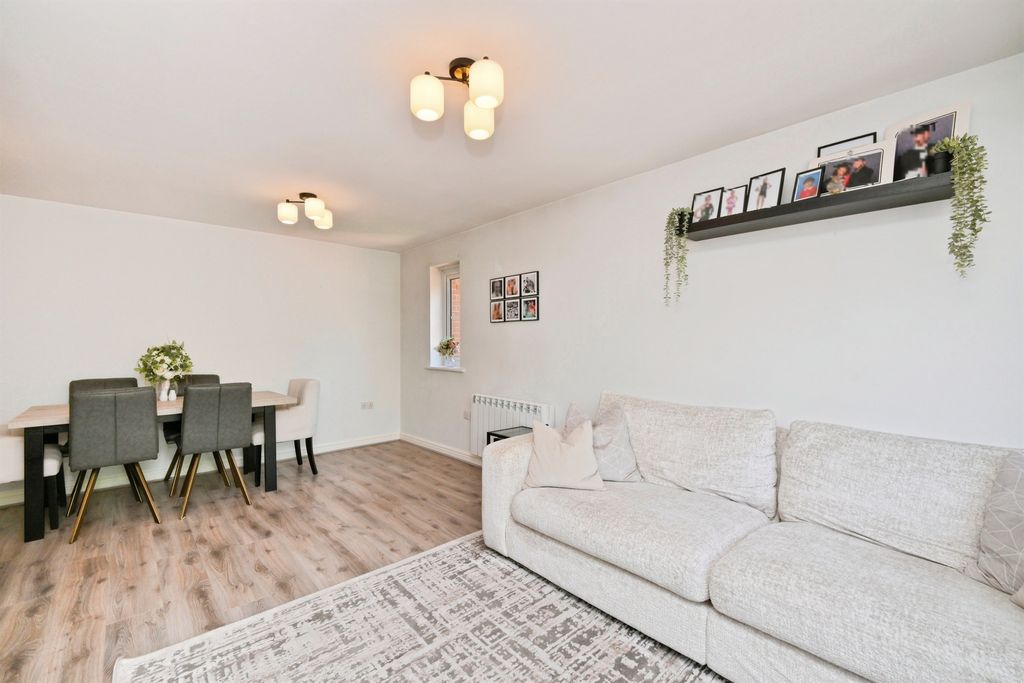 2 bed flat for saleYukon Road, Broxbourne EN10 photo 5