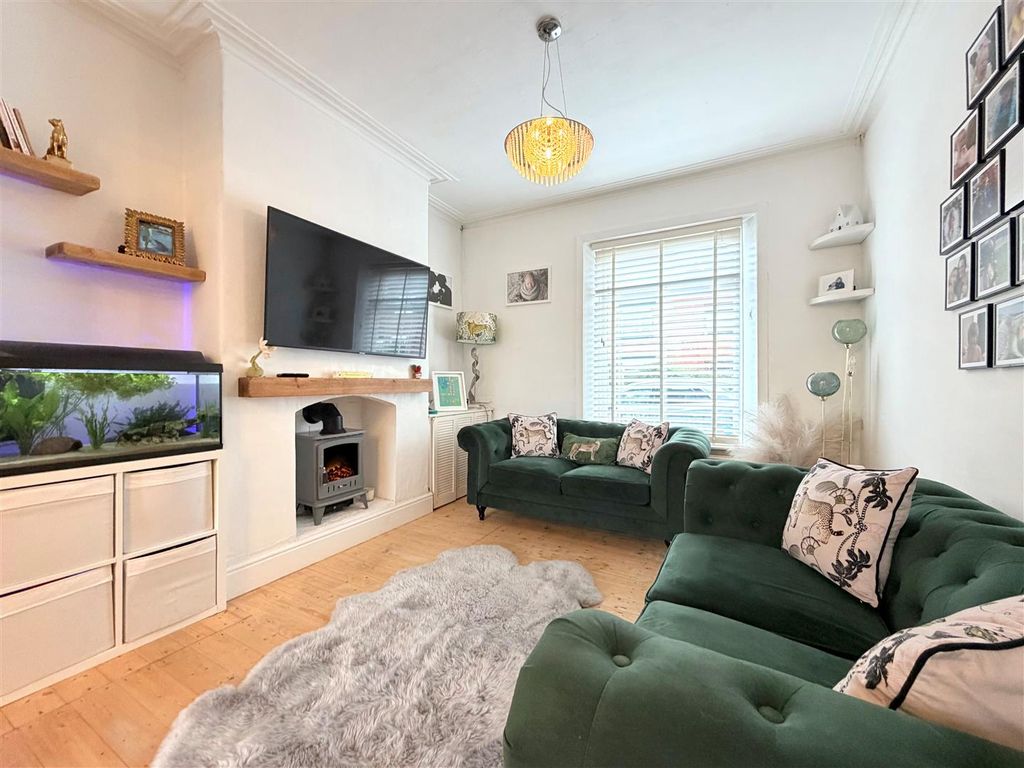 Property photo 3 of 15 Lounge