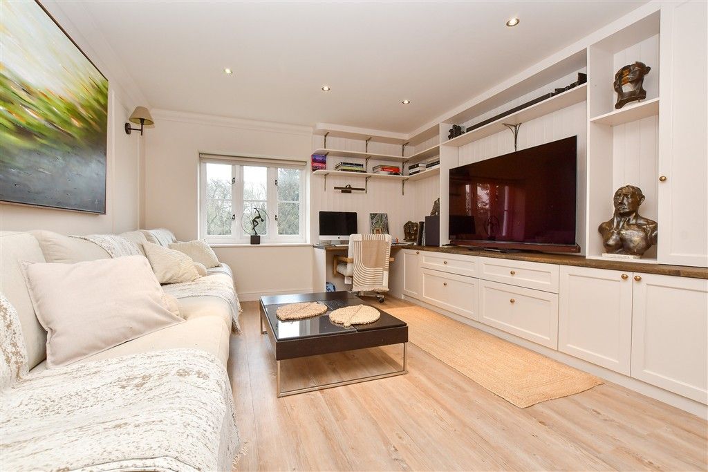 Property photo 1 of 18 Living Room