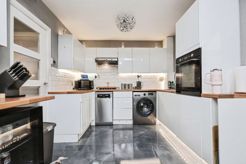 Property photo 3 of 17 Kitchen