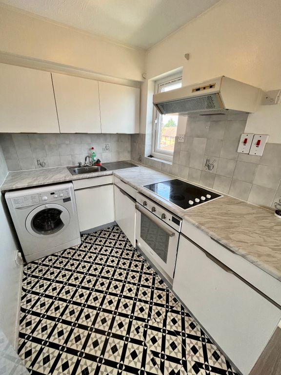 Property photo 2 of 6 Kitchen