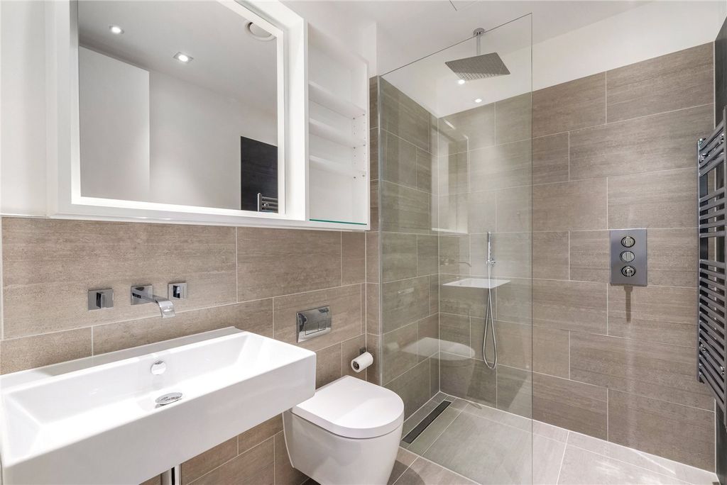 Property photo 3 of 7 Bathroom