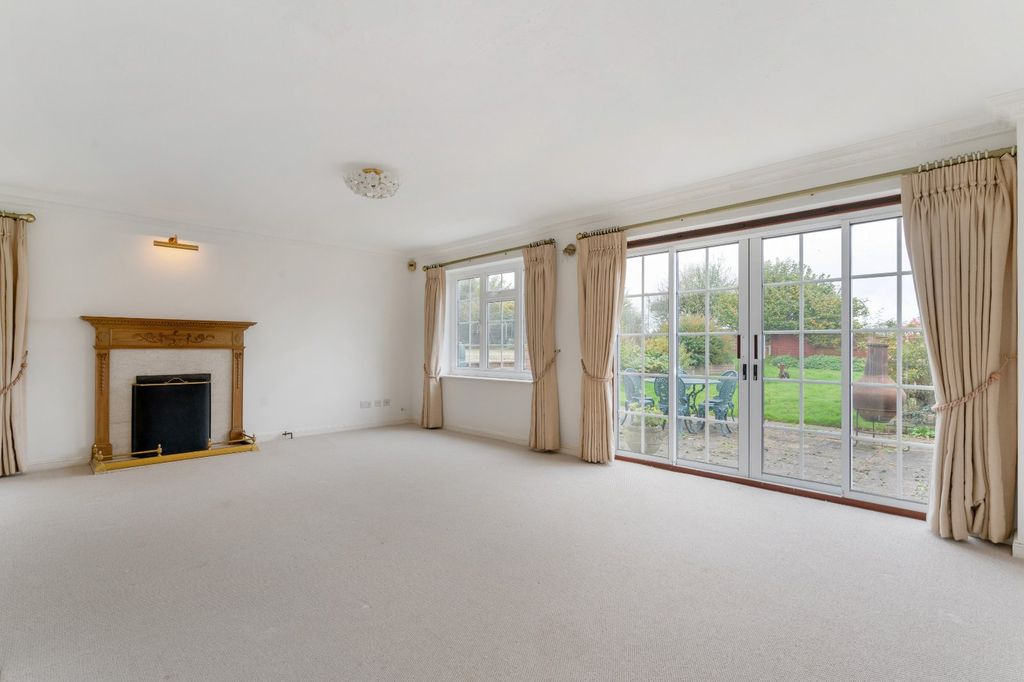 Property photo 3 of 12 Sitting Room