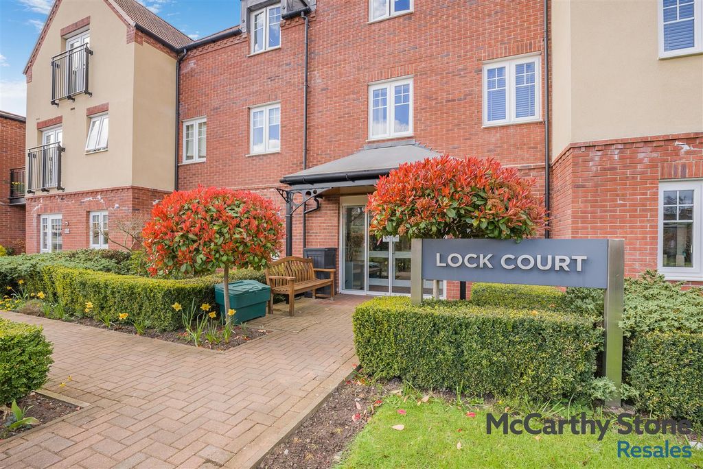 Property photo 1 of 34 8683560-Exterior04.Jpg