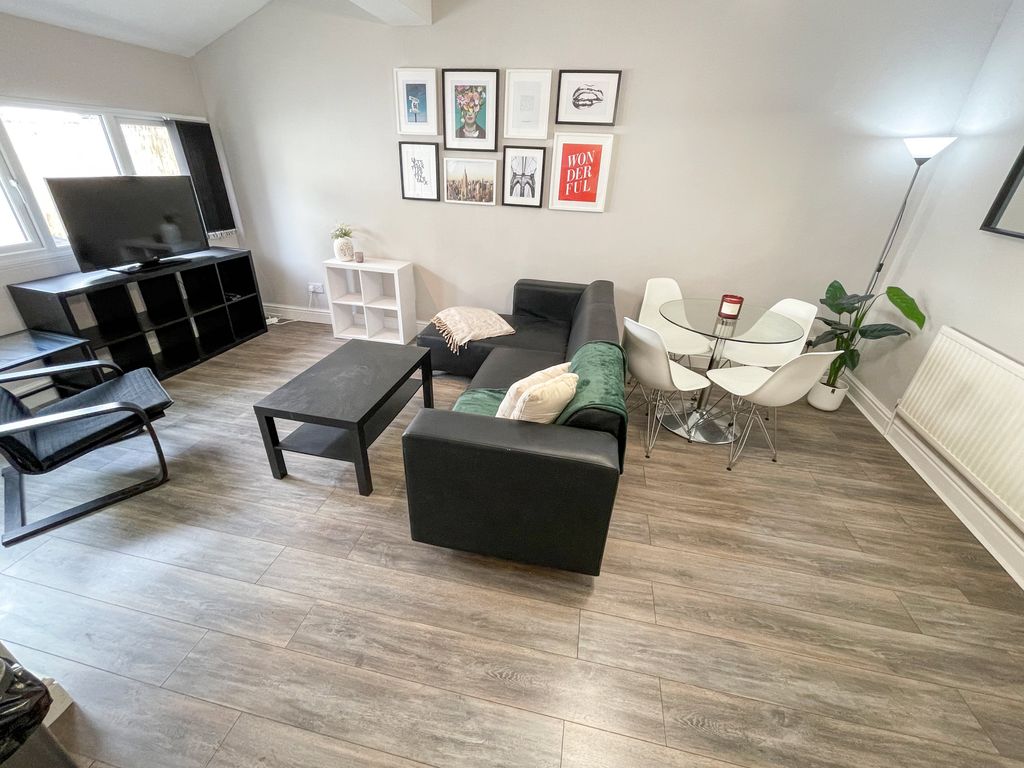 Property photo 2 of 9 91 Gainsborough