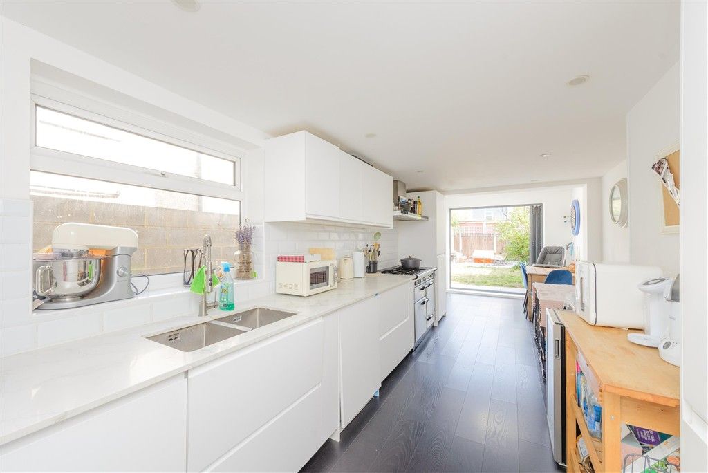 Property photo 3 of 10 Kitchen