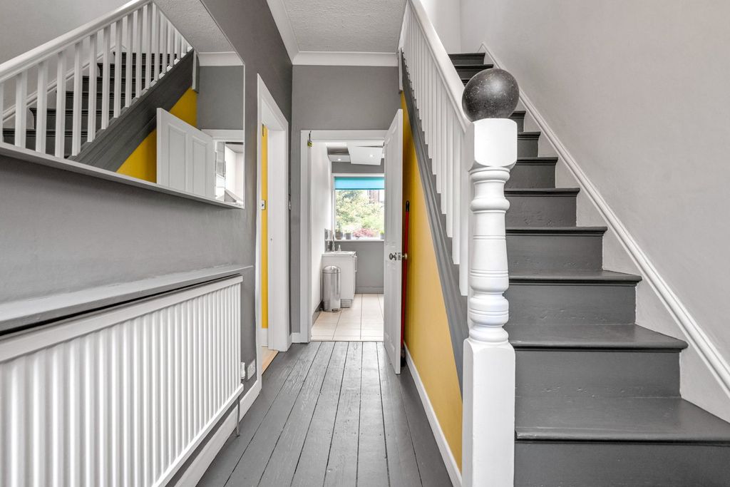 Property photo 2 of 27