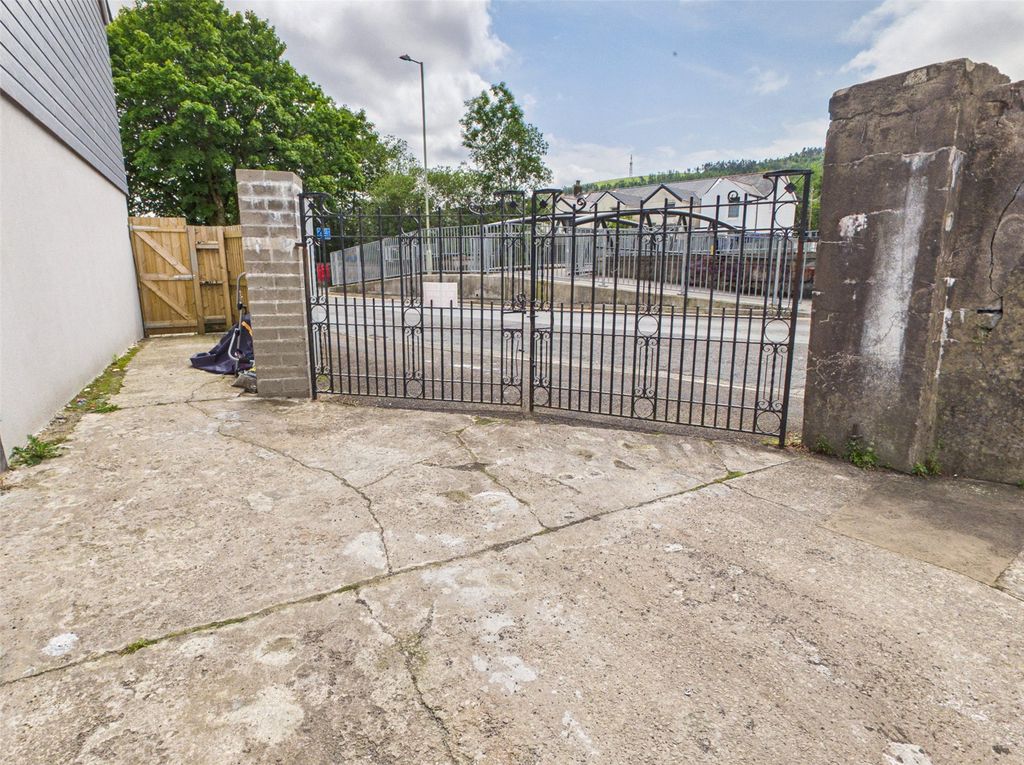 Property photo 2 of 20 Picture No. 54