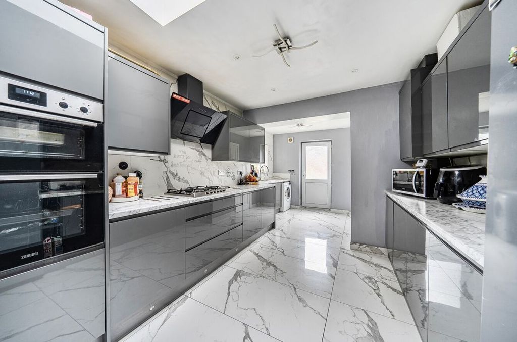 Property photo 2 of 11 14670142