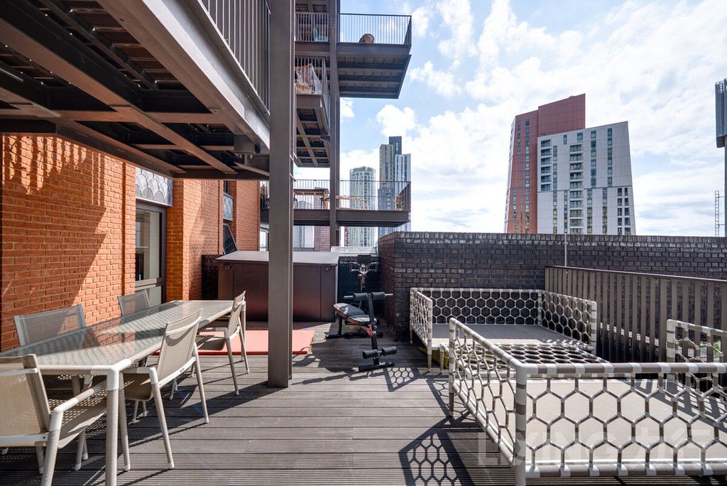 Property photo 2 of 33