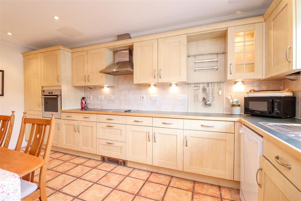 Additional image 11 of 2 bed flat for salePotters Place, Horsham RH12