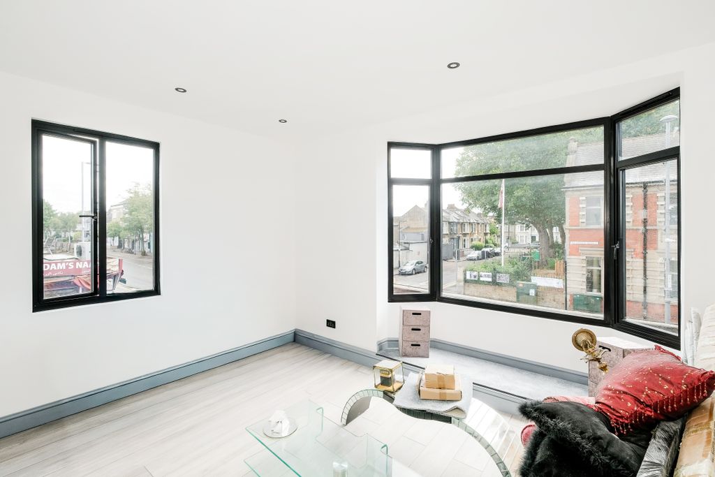 Property photo 3 of 17 Reception