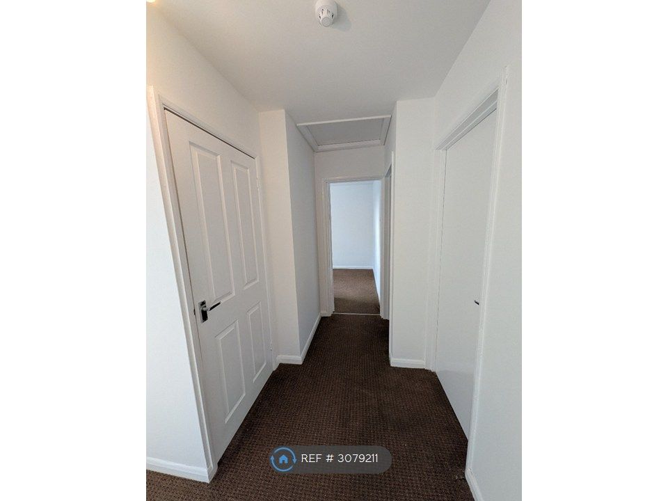 Property photo 2 of 14 Hallway
