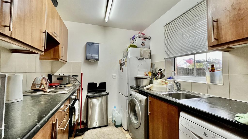 Property photo 3 of 7 Kitchen