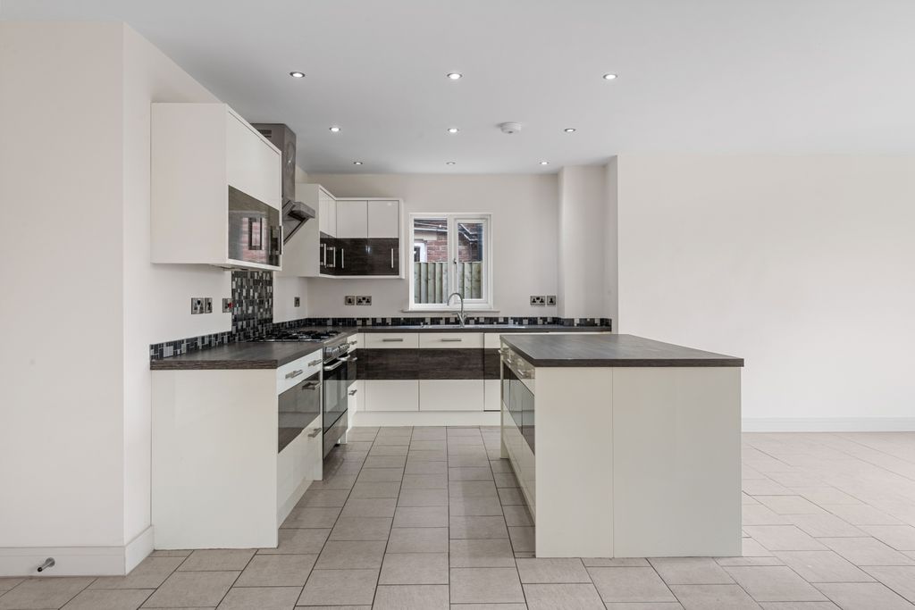 Property photo 2 of 32