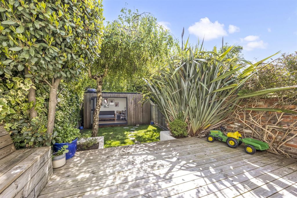 Property photo 3 of 19 Highdown Road, 8-004.Jpg