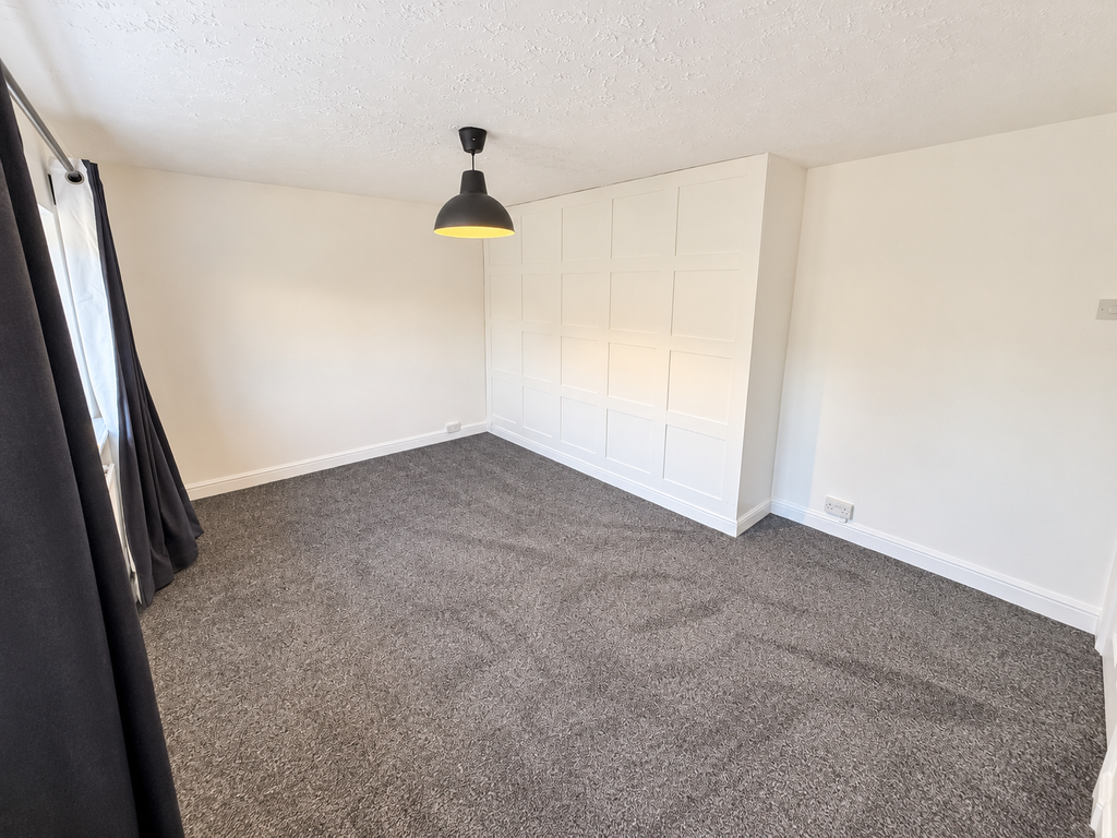 Property photo 2 of 11 Bright Minimalist Room With Panelled Wardrobe