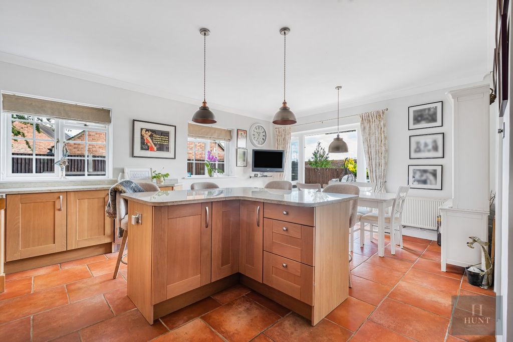 Property photo 3 of 40 Kitchen/Dining