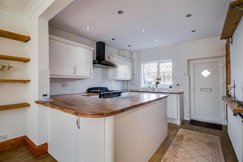 Property photo 3 of 11 Kitchen