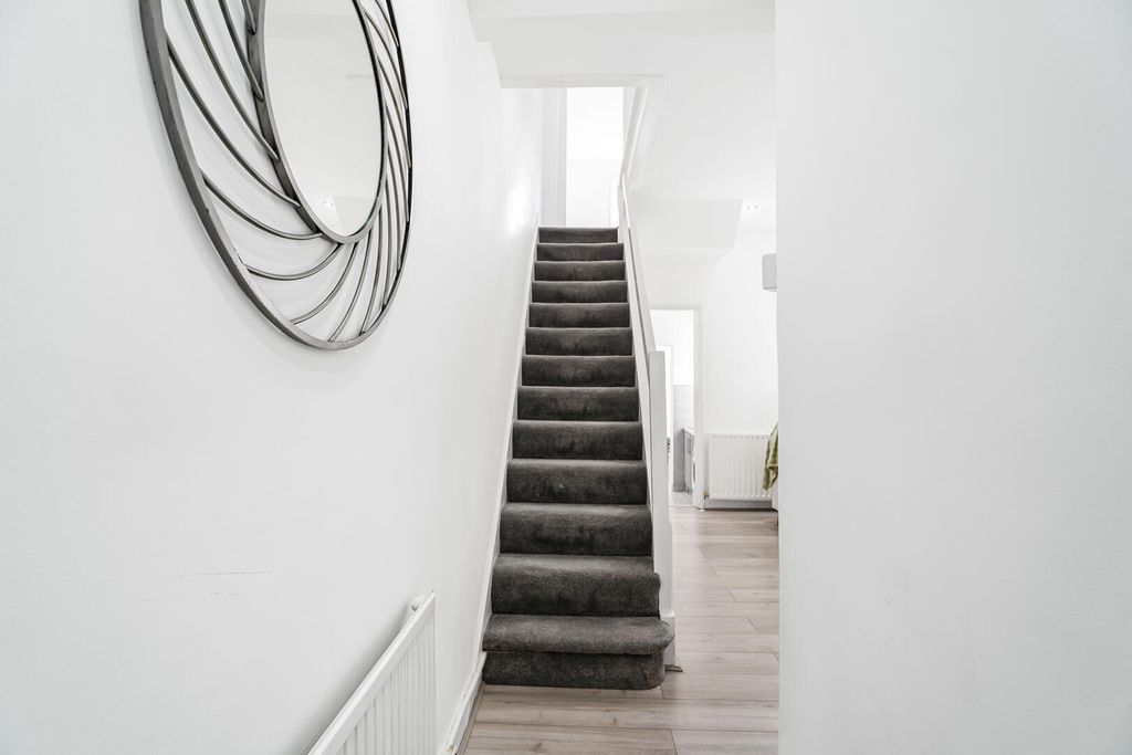 Property photo 2 of 18 Hallway