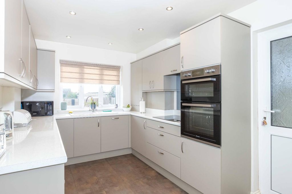 Property photo 2 of 17 Oldshoreham-08.Jpg