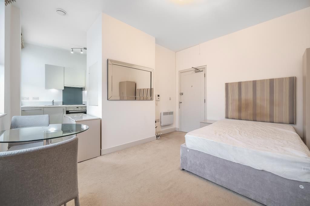 Property photo 3 of 10 Reception/Bedroom
