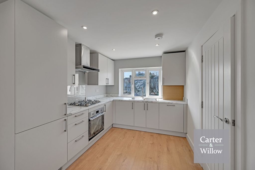 Property photo 3 of 10 Kitchen