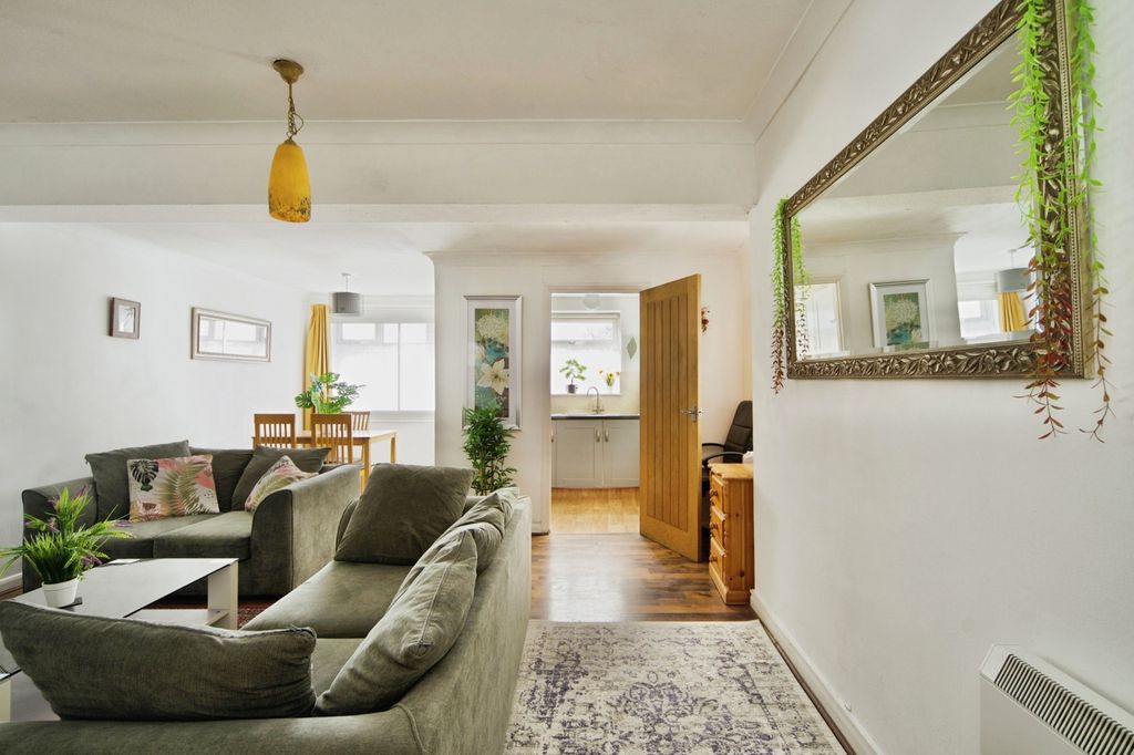 Property photo 3 of 17 Pbox-Img.Jpg