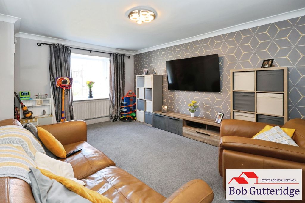 Property photo 2 of 32 Lounge