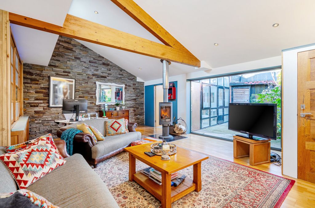 Property photo 3 of 13 1375517-6-6926Fb0...