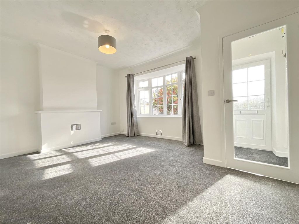 Property photo 2 of 12 Lounge