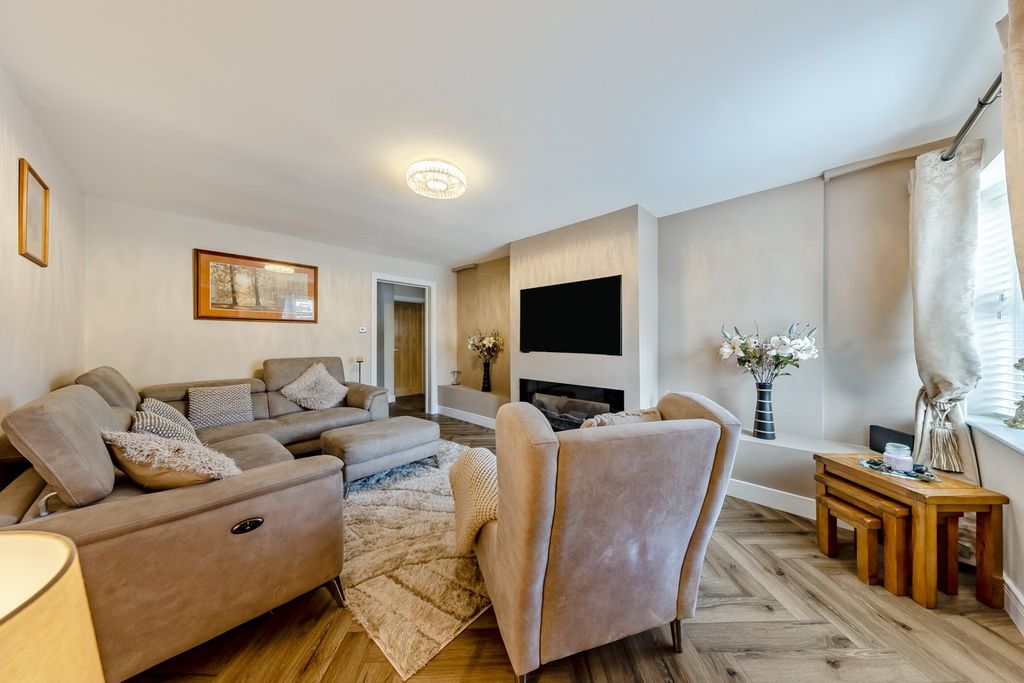 Property photo 2 of 28