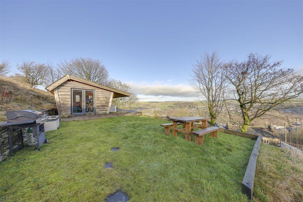 Property photo 2 of 31 Upper Garden &amp; Summer House