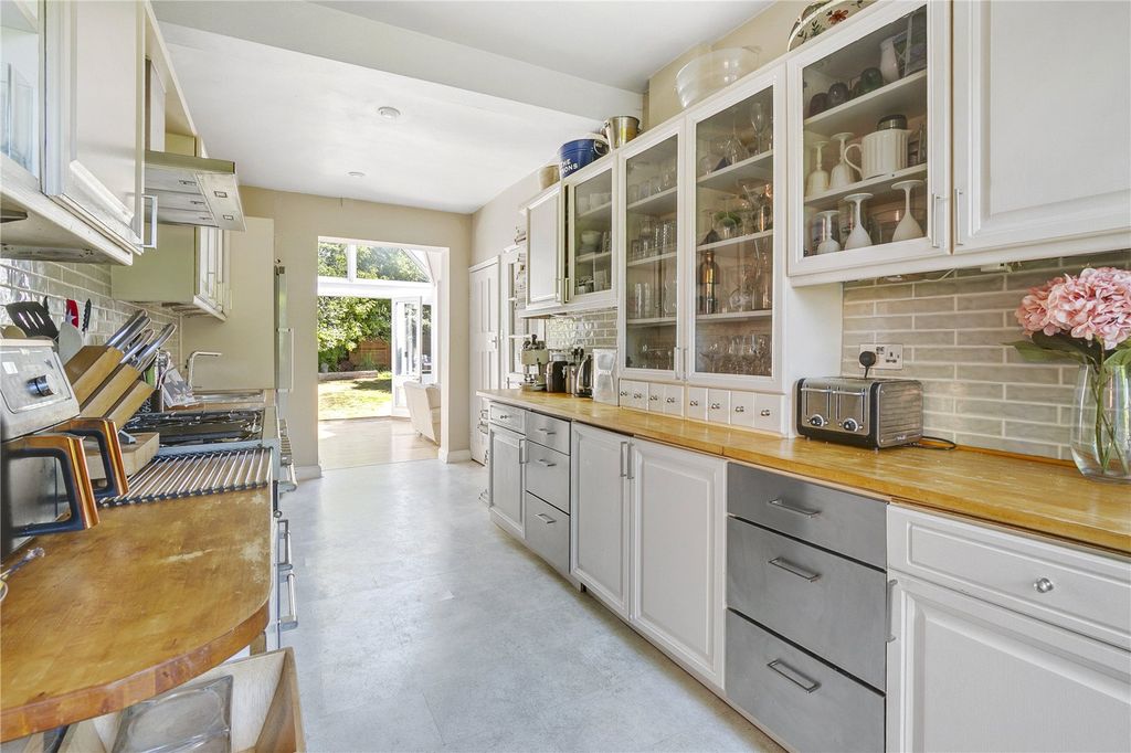 Property photo 3 of 11 Kitchen