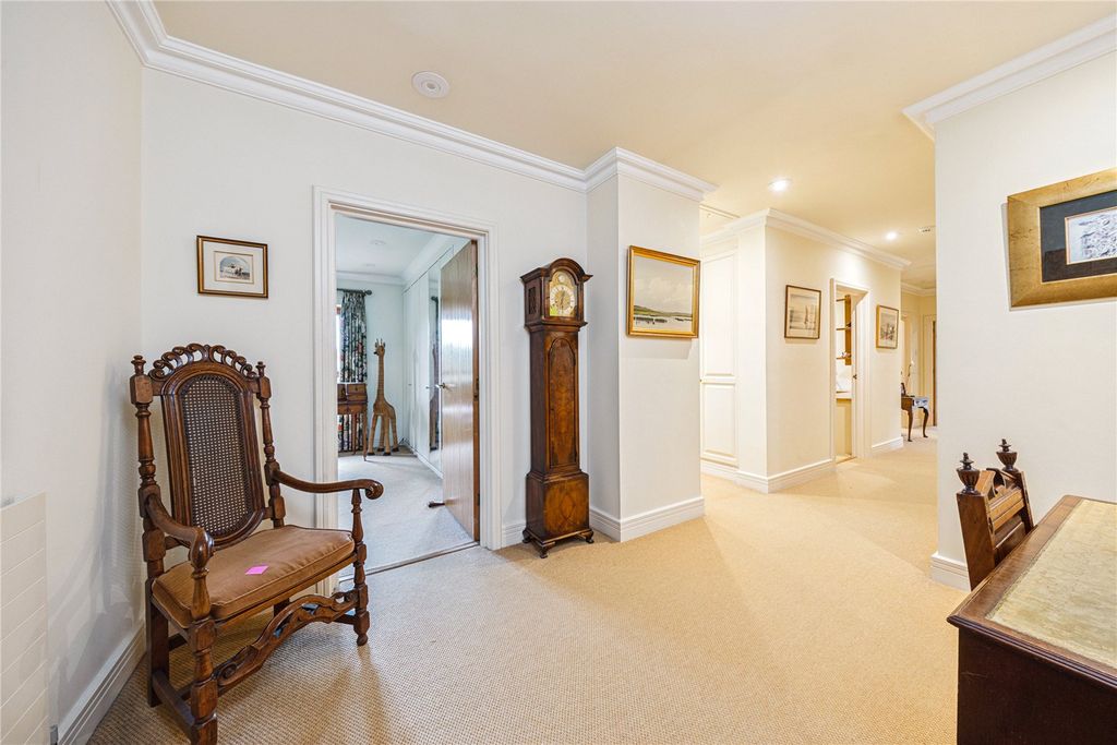 Property photo 2 of 36 Entrance Hall