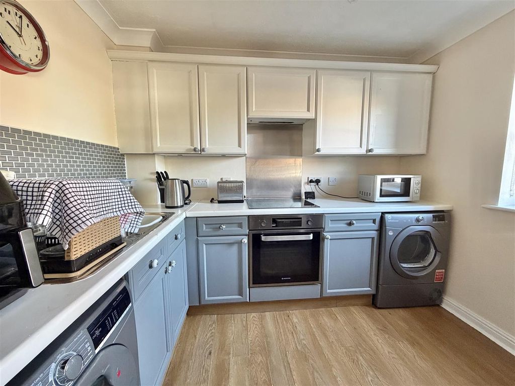 Property photo 3 of 9 Kitchen
