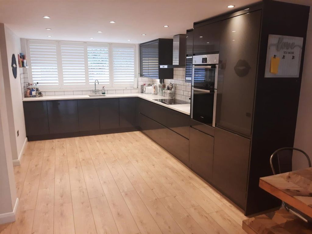 Property photo 2 of 19 Kitchen