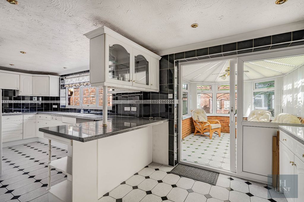 Property photo 3 of 19 Kitchen