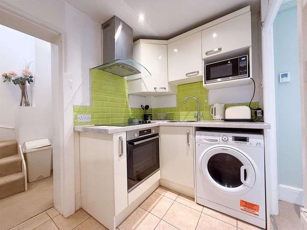 Property photo 3 of 5 Kitchen