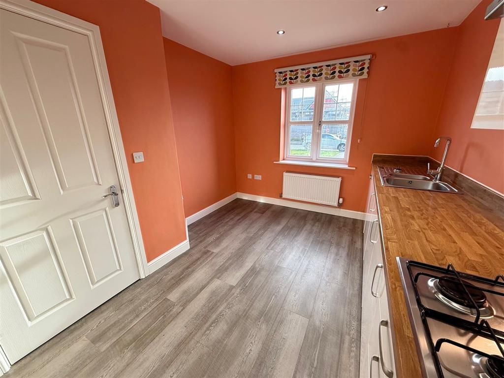 Property photo 3 of 11 Kitchen