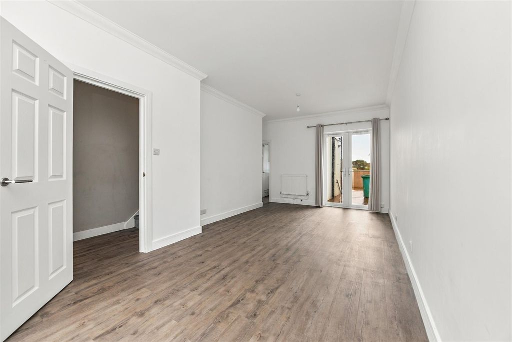 Property photo 3 of 21 102 Highland Road, Southsea-Porticomarketing-Soldb