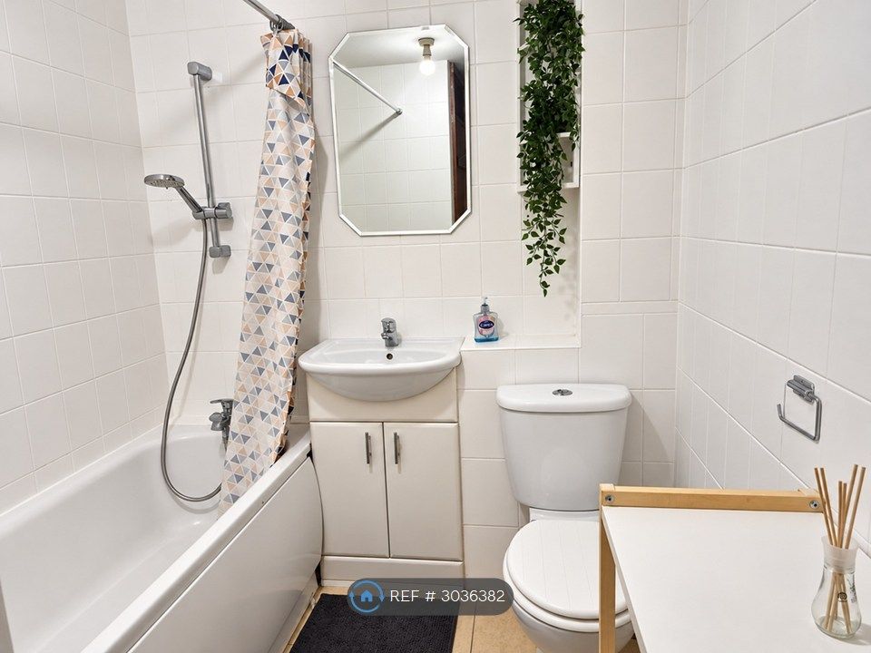 Property photo 2 of 9 Full Bathroom