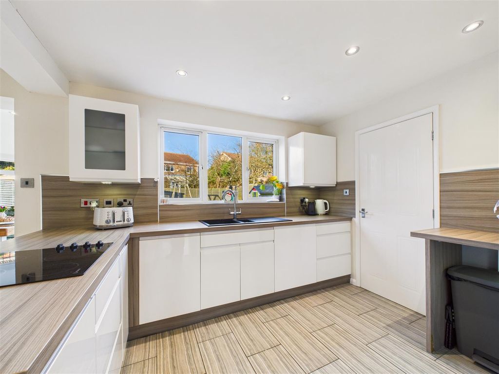 Property photo 3 of 18 Cam03303G0-Pr0281-Still020.Jpg