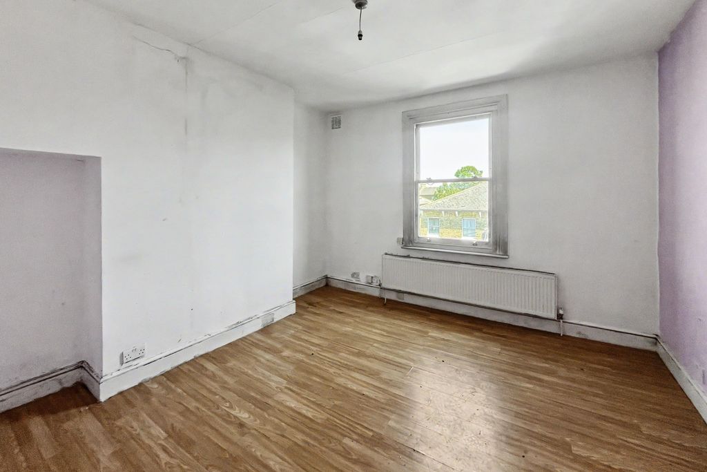 Property photo 2 of 9 47E Ramsden Road, Balham, London, Sw12 8Ra