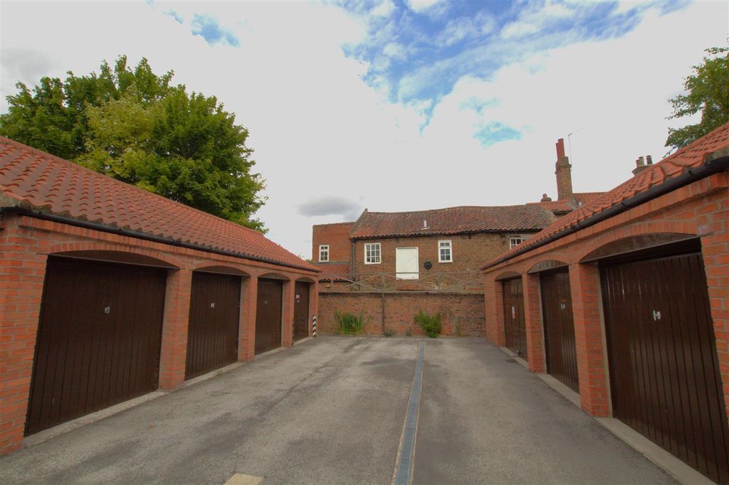 Property photo 2 of 9 Garages