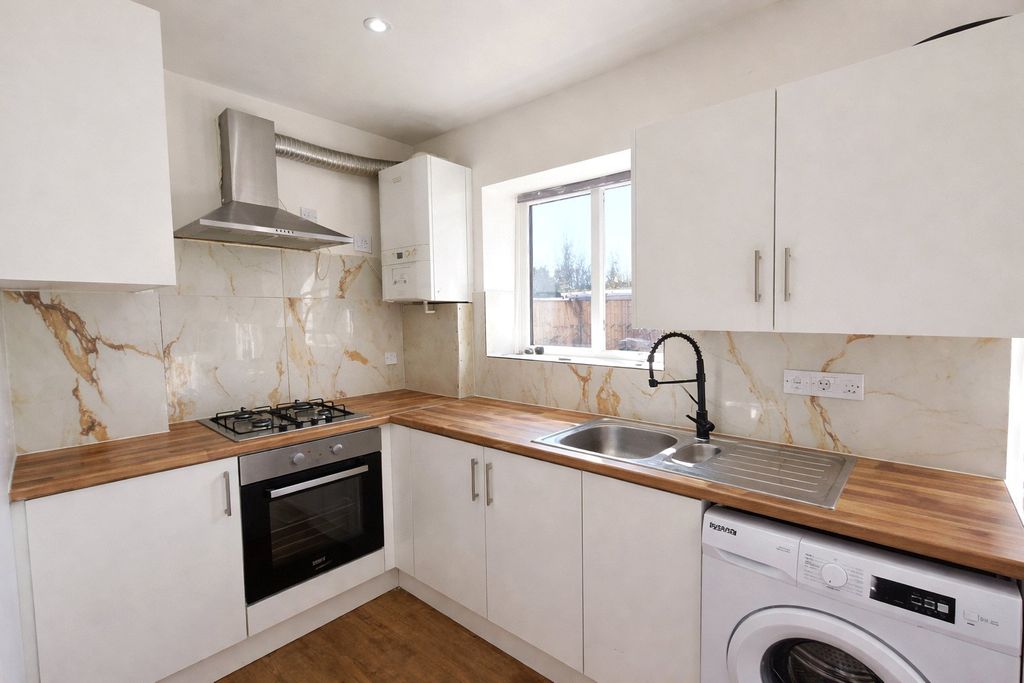 Property photo 2 of 8 Kitchen