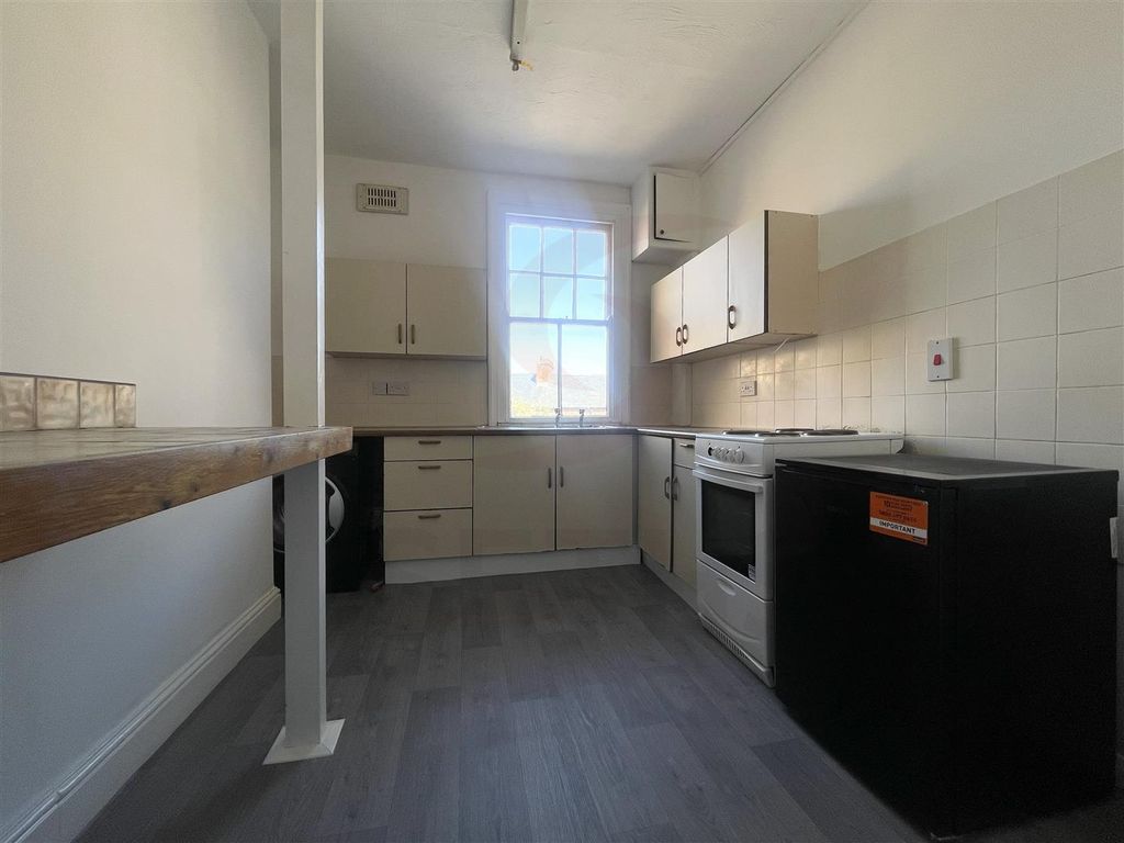 Property photo 2 of 7 Kitchen