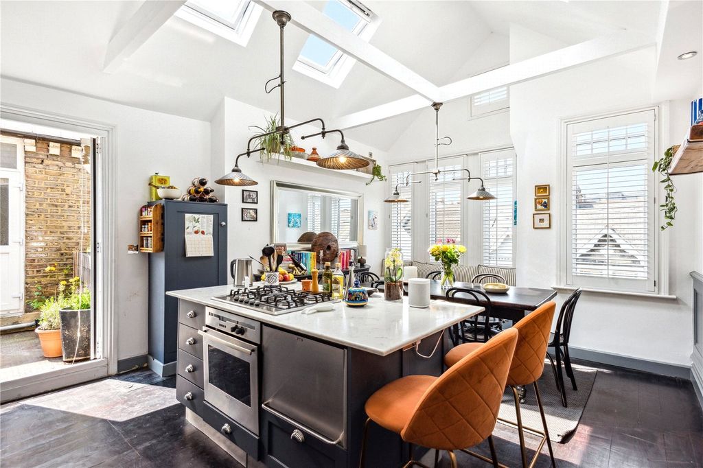 Property photo 3 of 10 Kitchen