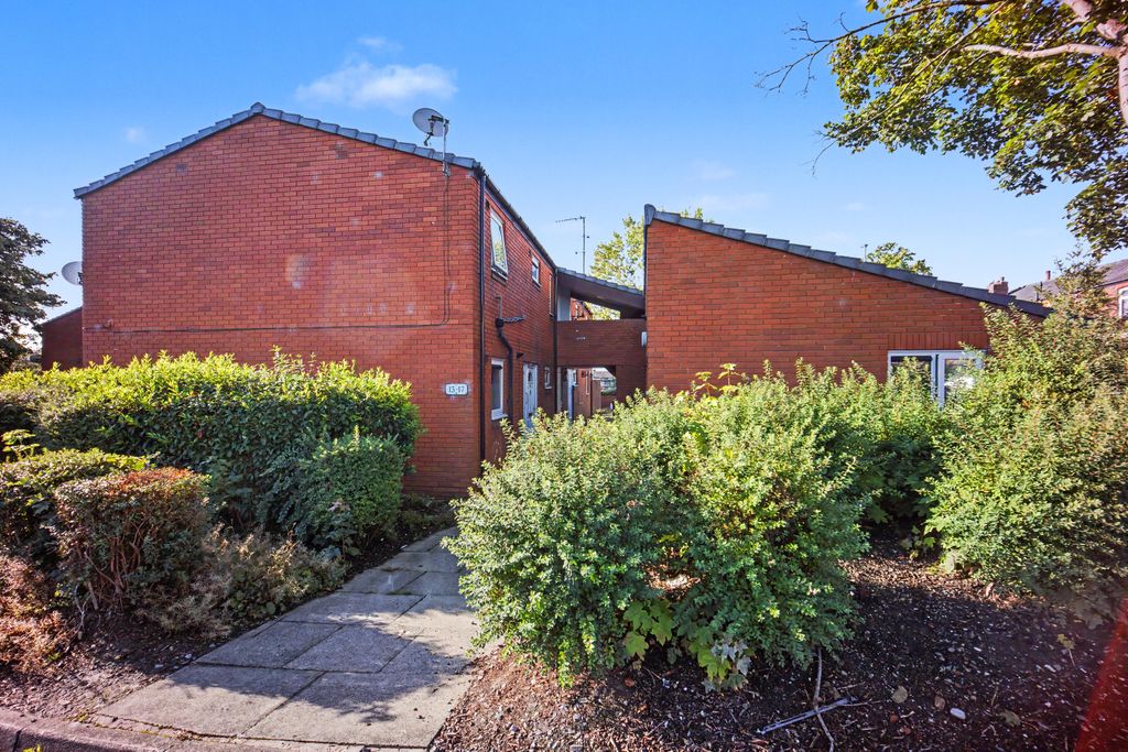 Property photo 1 of 15 14 Fell View, Chorley, Lancashire, Pr6 0Nt